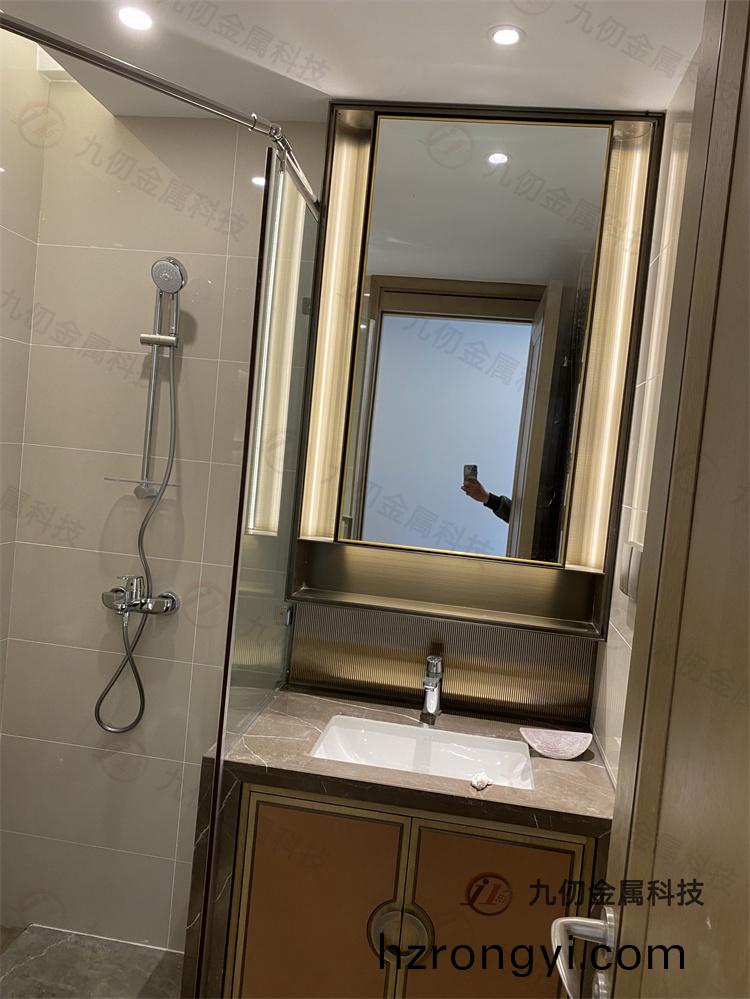 洗手間不鏽鋼(gang)鏡櫃設計(ji)裝飾(shi)