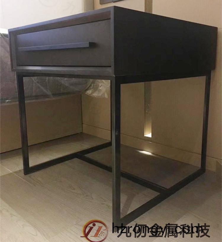 不(bu)鏽(xiu)鋼(gang)裝飾(shi)闆優(you)越(yue)性及其分類(lei)詳解(jie)