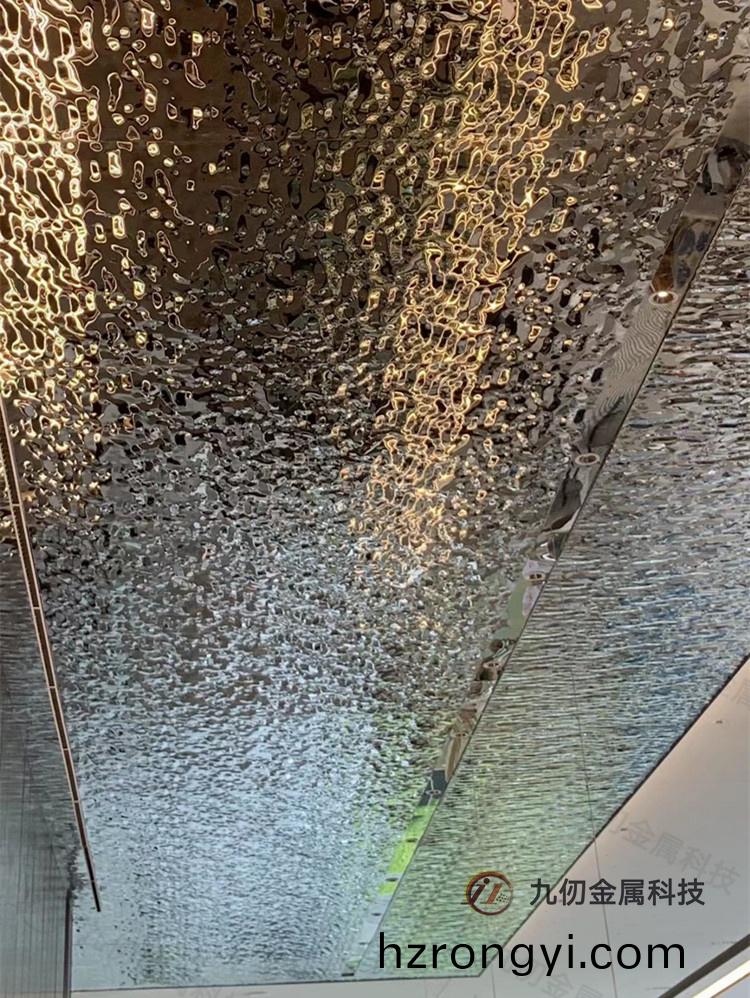 不鏽鋼(gang)波紋闆裝飾格調(diao)美(mei)觀(guan)，大氣(qi)，耐看(kan)