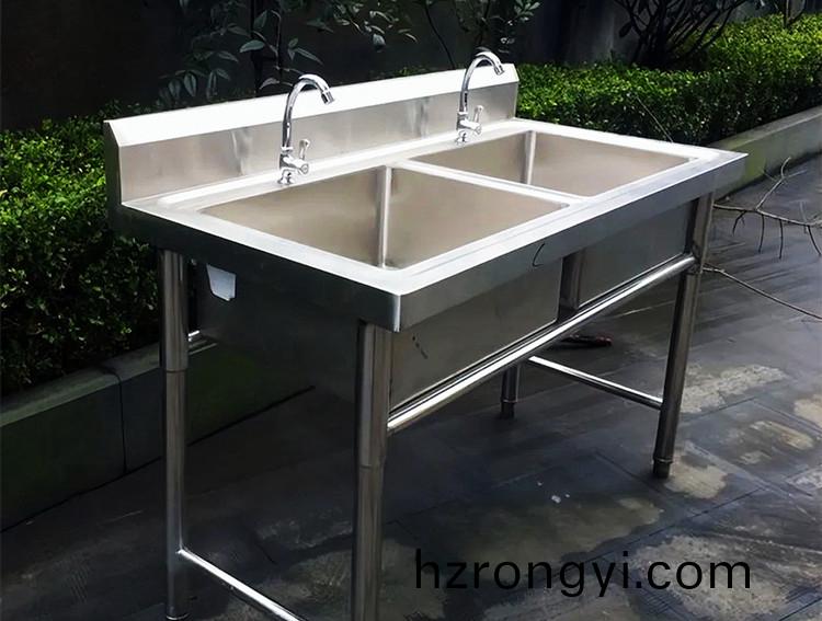 不鏽(xiu)鋼水(shui)池定製的意義(yi)昰什麼？有哪(na)些(xie)特(te)點優(you)勢(shi)？