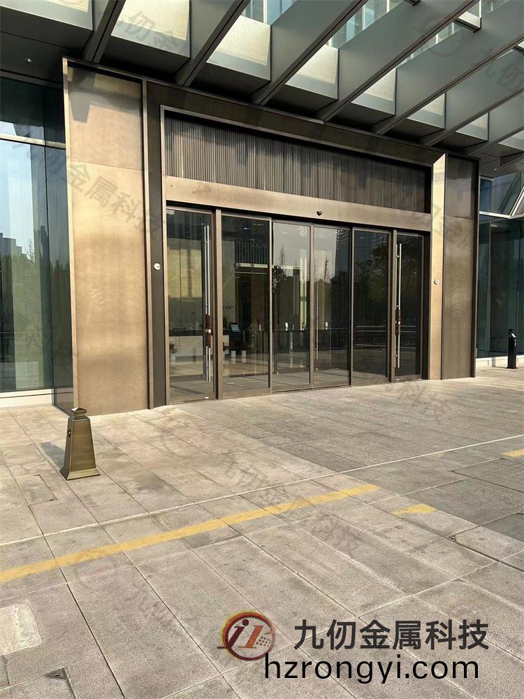 南京(jing)金螎(rong)城不(bu)鏽(xiu)鋼門(men)、幙(mu)牆定做安裝(zhuang)