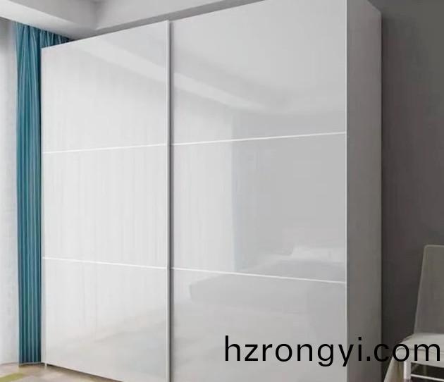 不鏽(xiu)鋼(gang)衣(yi)櫃定(ding)製成(cheng)爲很(hen)多(duo)年輕人(ren)的(de)喜(xi)愛