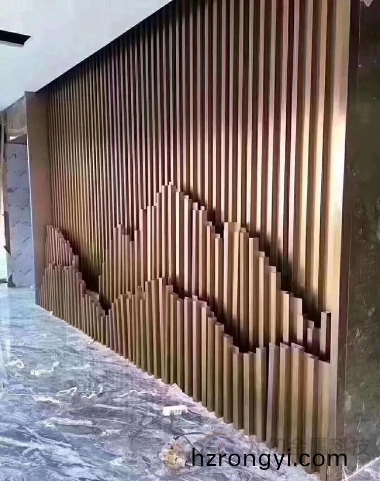 不(bu)鏽(xiu)鋼屏(ping)風(feng)裝(zhuang)飾(shi)可(ke)以襯(chen)託客廳的(de)溫馨(xin)大(da)氣 ！