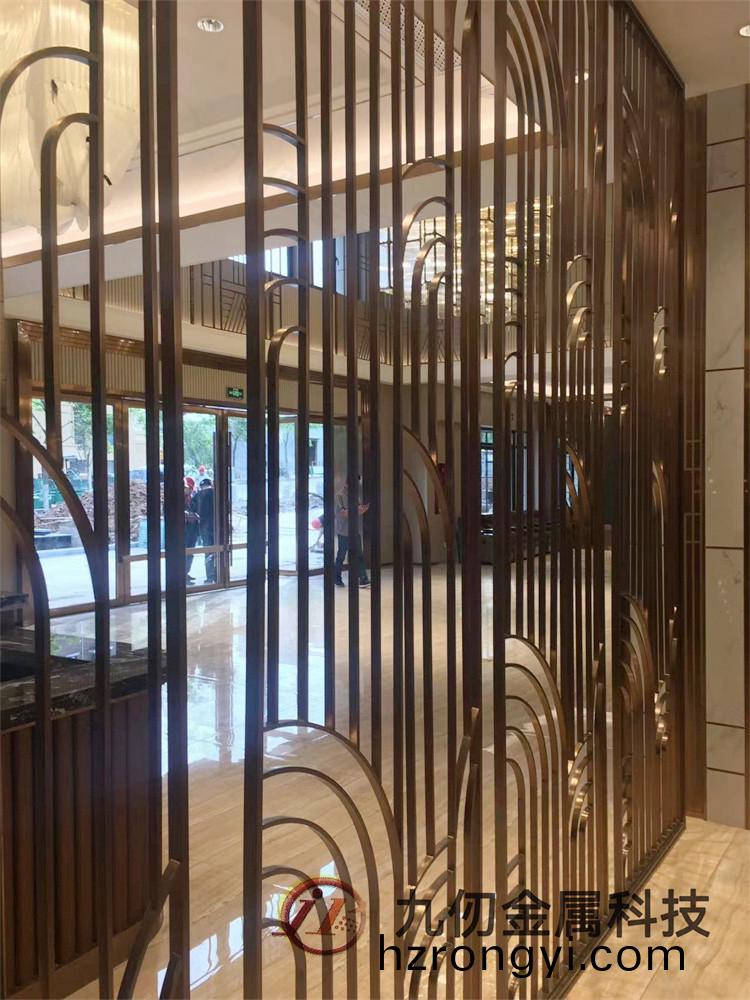 居(ju)傢(jia)裝(zhuang)脩選擇(ze)不(bu)鏽(xiu)鋼屏風裝(zhuang)飾(shi)的(de)好(hao)處很多(duo)！